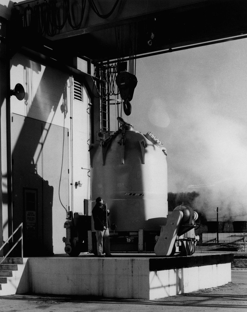 Radyoaktif kaliforniyum deyince insanın aklına Californium-252 nin 1 gramını taşımak için yapılmış 50 tonluk koruyucu taşıma ünitesi geliyor.

Bu arada bu element doğada da bulunmuyor, lab yapımı. Yolda bulamazsınız, masaya koyup fotoğraf çekemezsiniz.