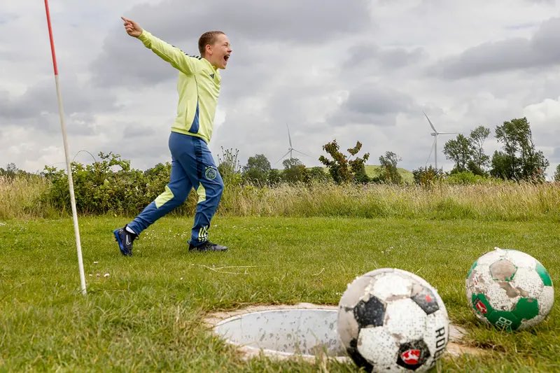 Naast de presentatie van het #Ajax Jaarboek zijn ruim honderd kinderen en hun ouder(s) actief tijdens het SV Ajax FOOTgolftoernooi. Waar je ook bent, veel plezier voor alle Ajacieden! Wil jij komend seizoen ook bij dergelijke evenementen aanwezig zijn? ajaxlife.nl/ledenservice/l…