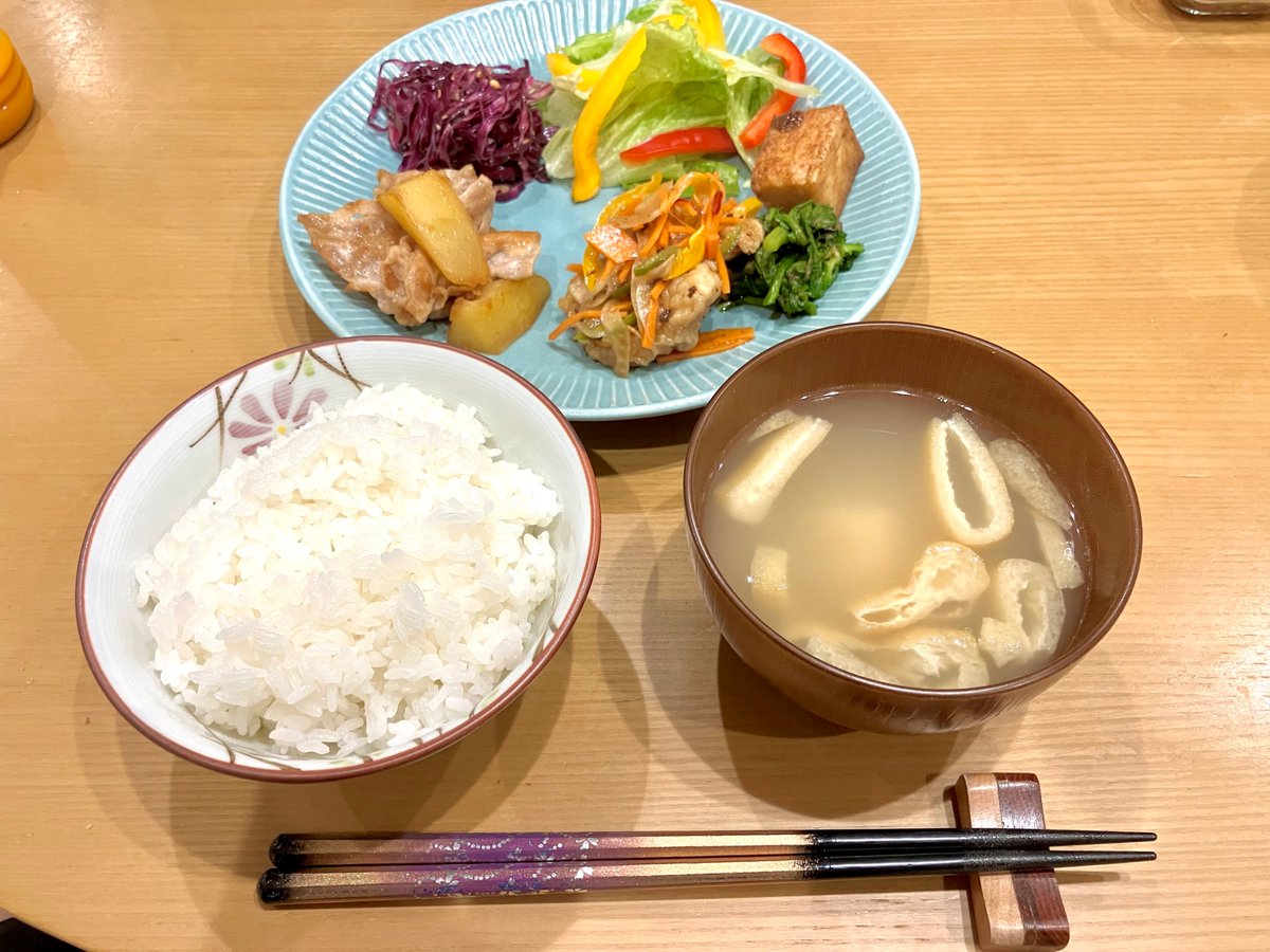 今日の夕ご飯🥝

バランスを心がけてちゃんと野菜も摂って。今回紫キャベツのラペを初めて作りました。千切りにして水気を絞り、酢とオリーブ油とスパイスで和えて、おつまみ用のカシューナッツも砕いて混ぜたらデパ地下のような味😊

#おうちご飯