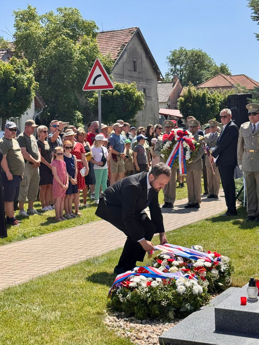j_havranek's tweet image. Každoroční připomínka výsadku Silver A v Senicích je pro mě o to silnější, že pocházím kousek od Vižic - místa, kde měli původně parašutisté přistát.
Zatímco já dnes tu cestu zvládnu autem za hodinu, Bartoš, Valčík a Potůček tehdy podnikli několikadenní pochod plný rizik a…