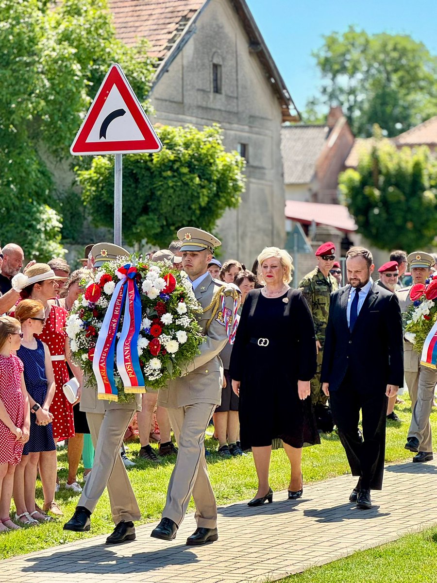 j_havranek's tweet image. Každoroční připomínka výsadku Silver A v Senicích je pro mě o to silnější, že pocházím kousek od Vižic - místa, kde měli původně parašutisté přistát.
Zatímco já dnes tu cestu zvládnu autem za hodinu, Bartoš, Valčík a Potůček tehdy podnikli několikadenní pochod plný rizik a…