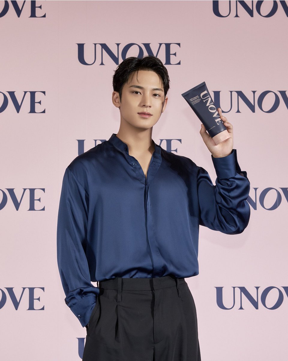 어노브 글로벌 앰버서더 민규의 
인간 어노브 모먼트💞

흐트러짐없이 매끈한 헤어를 위한 신제품, 
프리즈카밍의 일본 선런칭 기념 기자회견에서 

어노브 브랜드, 제품 소개와 더불어
헤어 루틴, 최애 제품 등 다양한 이야기를 전하는 시간을 가졌습니다💬 

#어노브 #UNOVE #민규 #프리즈카밍