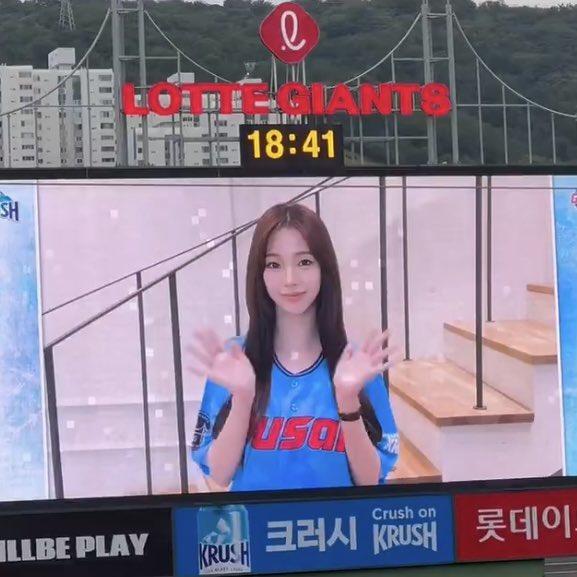 ทั้ง Prada ทั้ง Krush ต่างก้มีงานวันนี้ทั้งคู่แต่ไม่ได้ไป แต่ก้ถ่ายงานให้ทั้งคู่ น่าจะถ่ายวันเดียวกันและที่เดียวกันเลย 🤔