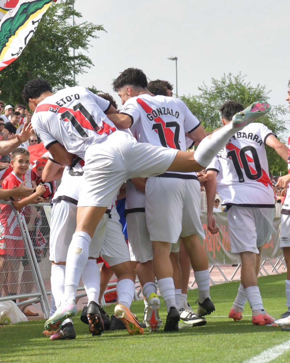Jorge Vallejo ha tenido un mérito tremendo. El Rayo B no estaba en las quinielas, pero 15 años después saborea un ascenso. Ha convertido un grupo de jóvenes en una futura posible próxima generación que puede rejuvenecer a La Franja de cara al futuro. 

COLOSALES ♥️⚡ #RayoBVarea