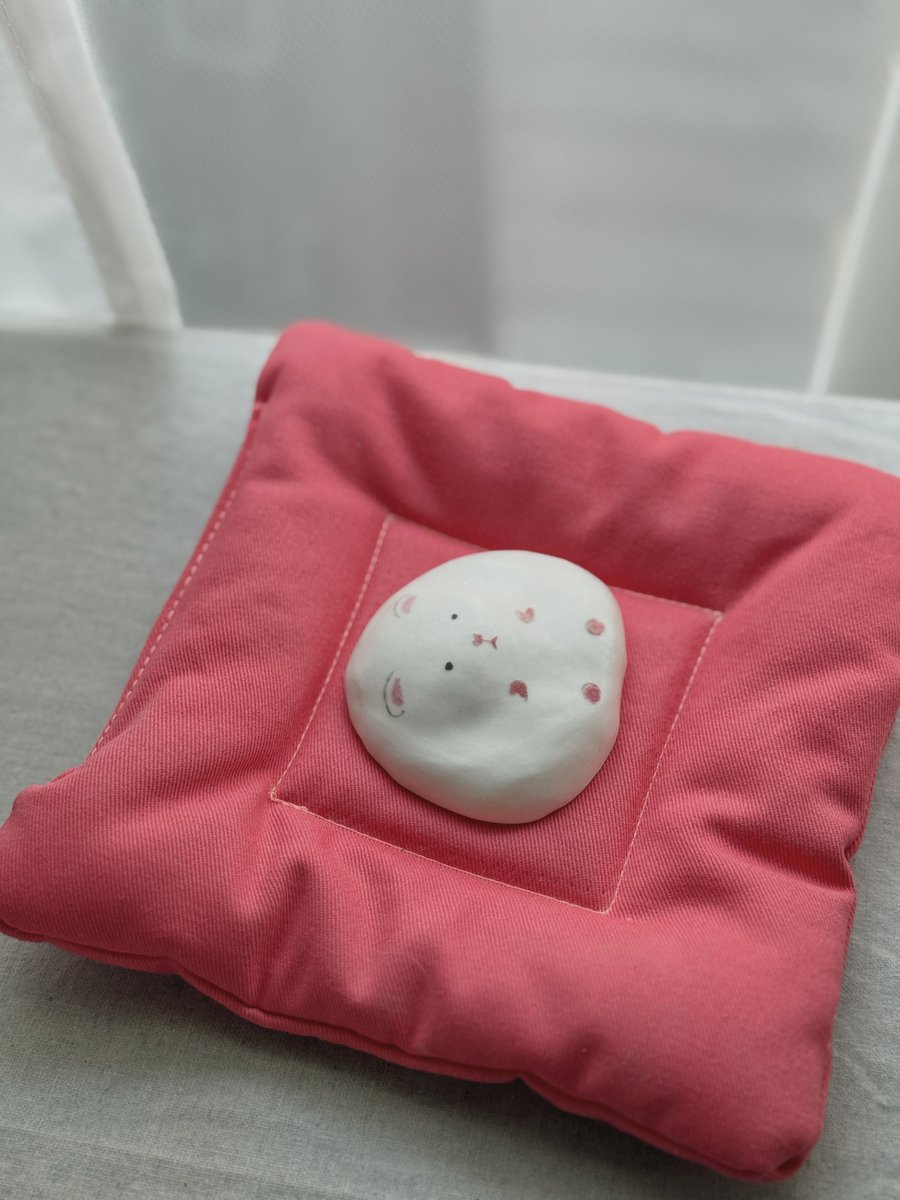 뒹굴기를 좋아하던 게으른 햄스터가 잇었은
딱히 뭘 하진 않았은
그래서 호떡이 되어버렸은