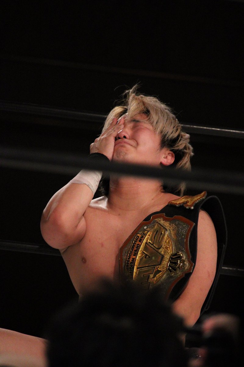 daijuW_2AW's tweet photo. 2AW旗揚げ6周年記念大会ありがとうございました！

嬉しかった。
ベルト初戴冠、シュウマとのタイトルマッチ、お客様の大歓声。
目標が叶った忘れられない日です。

7年目の2AWをしっかり引っ張る明るいチャンピオンになります。
これからも2AWの応援をよろしくお願いします！

#2AW #2AWはオモシロイ https://t.co/kJp6Kx2SMR