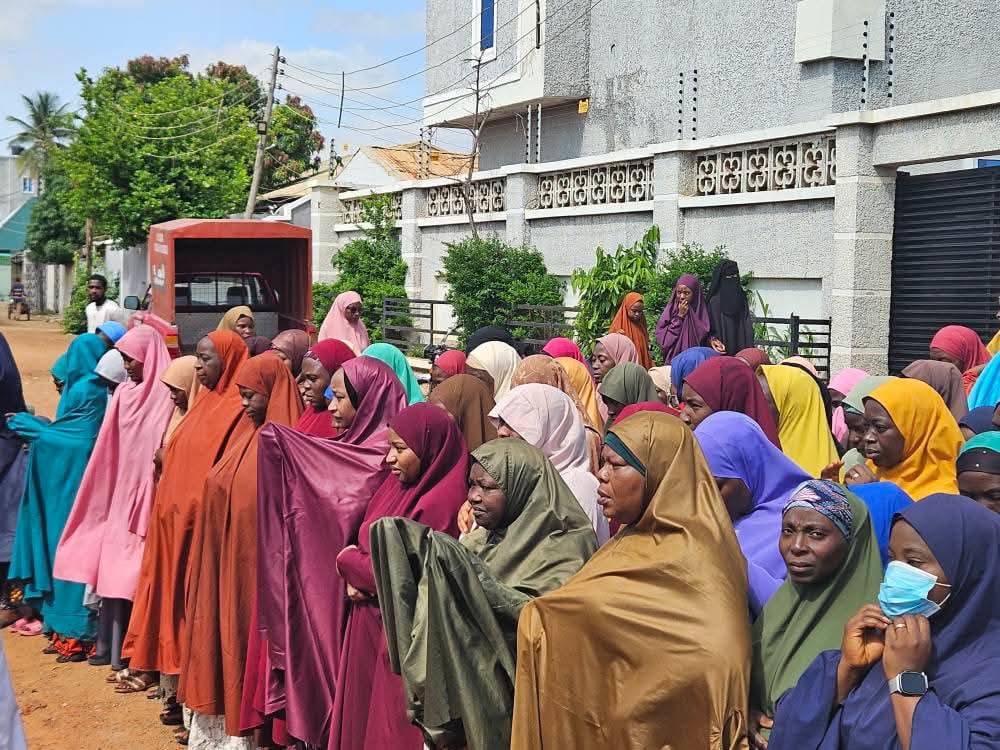 _hafsat_paki's tweet photo. An Gudanar Da Jana'izan Mahaifin Jarumar Kennywood da Bollywood Hajia Rahama Sadau  Kamar Yanda Addini Ya Shar'anta A Gidansa Dake Unguwan Rimi Kaduna.

Muna Rokon Allah Ubangiji Yajikansa Yagafarta Masa Yasa Aljannah Firdaus ne Makoma Agaressa Tare Da Sauran Al-ummar Musulmai Baki Daya Amin 🤲