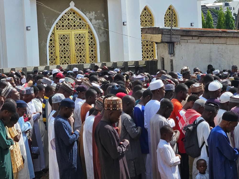 _hafsat_paki's tweet photo. An Gudanar Da Jana'izan Mahaifin Jarumar Kennywood da Bollywood Hajia Rahama Sadau  Kamar Yanda Addini Ya Shar'anta A Gidansa Dake Unguwan Rimi Kaduna.

Muna Rokon Allah Ubangiji Yajikansa Yagafarta Masa Yasa Aljannah Firdaus ne Makoma Agaressa Tare Da Sauran Al-ummar Musulmai Baki Daya Amin 🤲