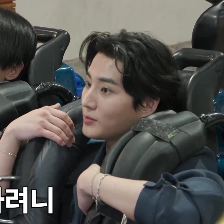 얼굴을 이루는 선들이 뾰족한데 전체적인 느낌이 너무 귀엽고ㅋㅋㅋㅋㅋㅋㅠㅠ 진짜 고양이 같아... 특유의 입모양 때문에 더 그런 걸까