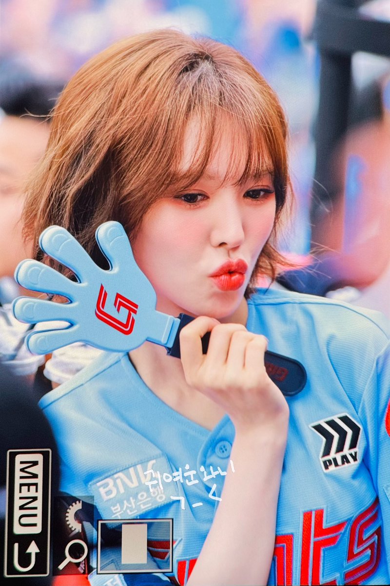wenever940221's tweet image. 250622 롯데 시구 #웬디 #WENDY
인스타 트위터용 사진 열심히 찍는 거 기여워