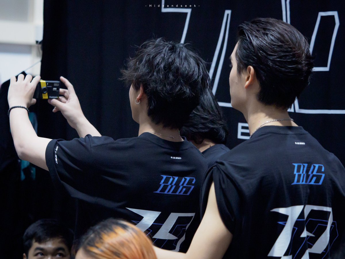 littlepeatyy's tweet photo. หนูตั้งตารอดูนี้ในกล้องพี่นะคะ ส่วนรูปนี้หนูไมาไหหสดแสแวกงแ้่กากสดืแแืาา😭😭

#KHUNPOL #HEARTchuthiwat
#CATTSHIRTxBUS https://t.co/1PjVL48buG