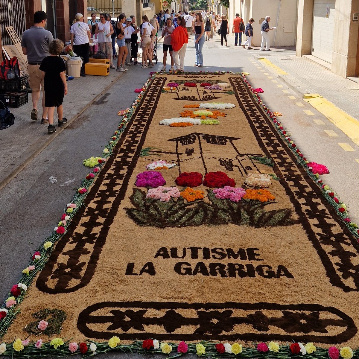 Un any més, familiars i professionals ens unim per a confeccionar una catifa amb motiu de la festivitat de #CorpuslaGarriga . Gràcies a tots ells!