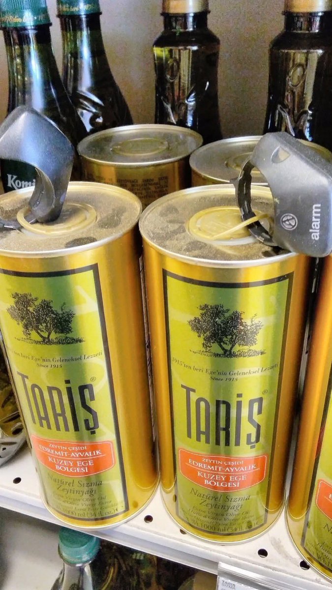 3yıl önce "Zeytinlikler Kesilmesin" diyenlere kelepçe takıldığı için bugün Zeytinyağı tenekelerine kelepçe takılıyor.