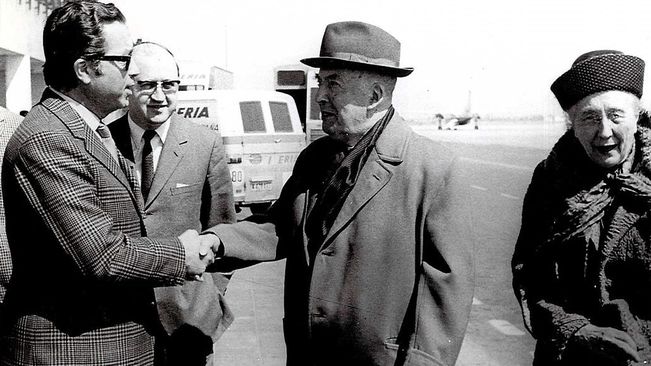 La seva obsessió crònica va ser normalitzar la llengua i la cultura que el franquisme volia aniquilar.
Joan Baptista Cendrós va néixer el 22 de juny de 1916.
(Imatge: Rebuda a Josep Carner retornat de l'exili)