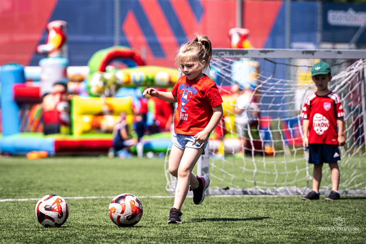 Dziś na boisku bocznym zondacrypto Areny gwarnie i wesoło! 😊

Piłkarska zabawa oraz mnóstwo śmiechu, a to oznacza zakończenie sezonu w wykonaniu Małej Akademii Raków! ⚽️