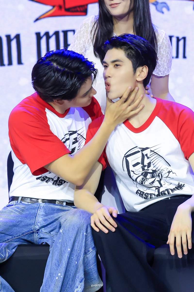 kiss kiss kiss😚

FKJD FM IN VIETNAM
#TheHeartKillersinVietnam
#จุงอาเชน #JoongArchen <a href="/ChenRcj/">อันโดรเมด้า ชุน</a> 
#dunknatachai <a href="/dunknatachai/">dunknatachai</a>