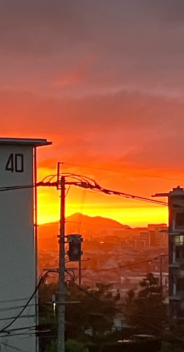 こんばんは♪
博多の夕焼け小焼けです‼️
昼間のジメジメが嘘みたいな
夕暮れ空です。