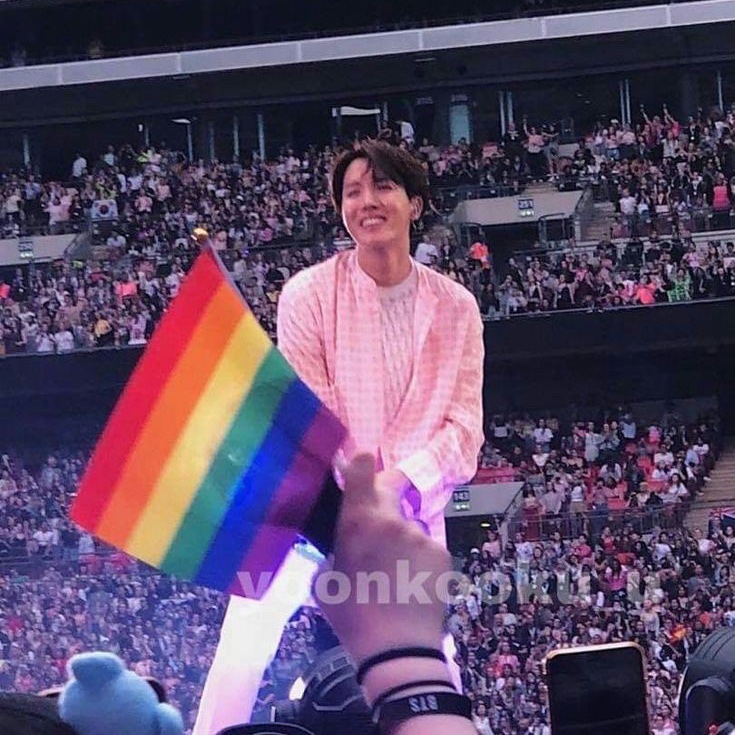 btsIoonarchive's tweet photo. happy pride 🏳️‍🌈 https://t.co/yT43C2tPK0