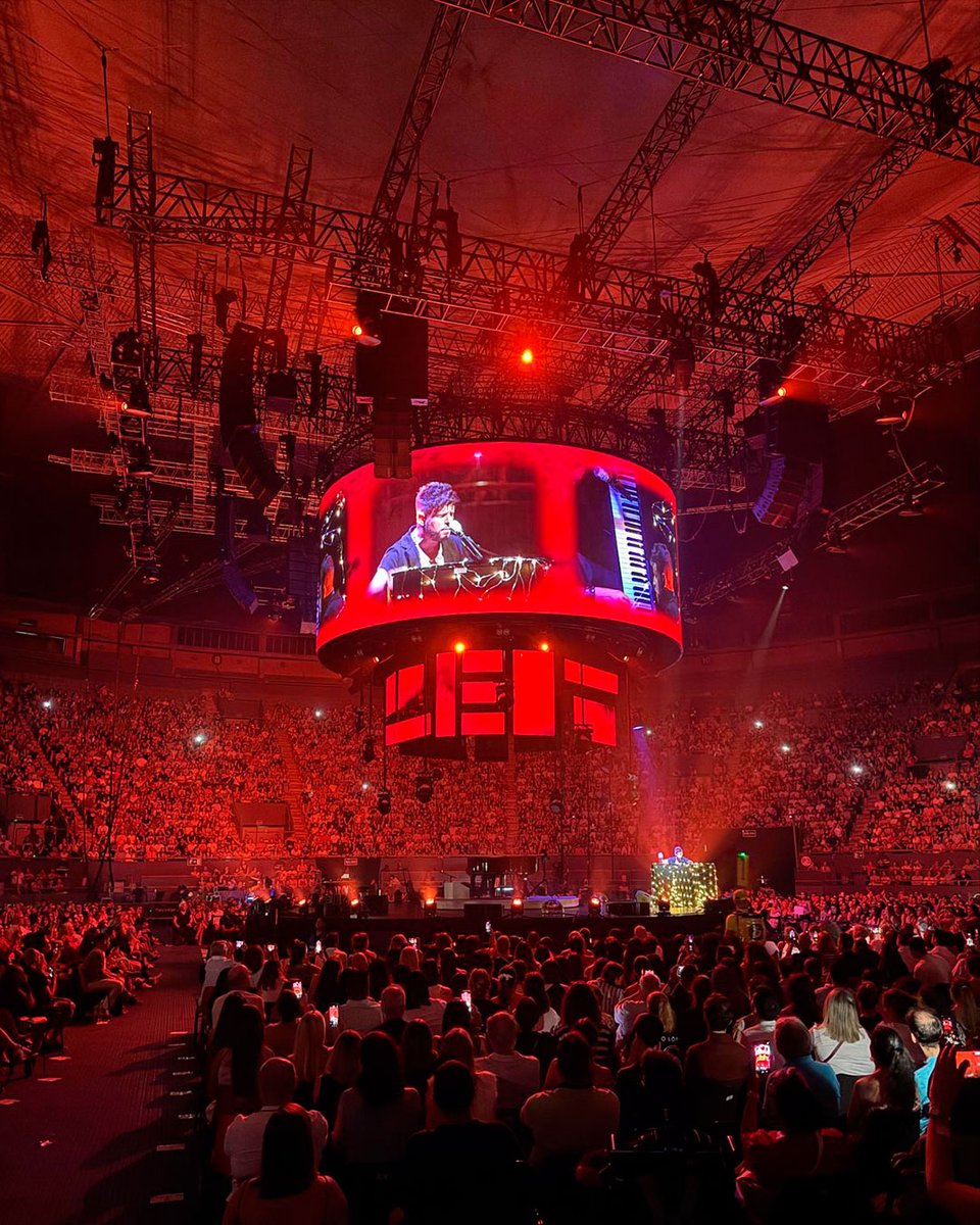 VistalegreMad's tweet photo. Ayer, @PabloLopezMusic  estremeció el Palacio Vistalegre con su Concierto 360º. Un escenario central, rodeado de público con el que el Pablo logró un vínculo especial a través de su música.
#palaciovistalegre #pablolopez #concierto360grados #conciertosmadrid #Vistalegre https://t.co/OUwz4CuErG