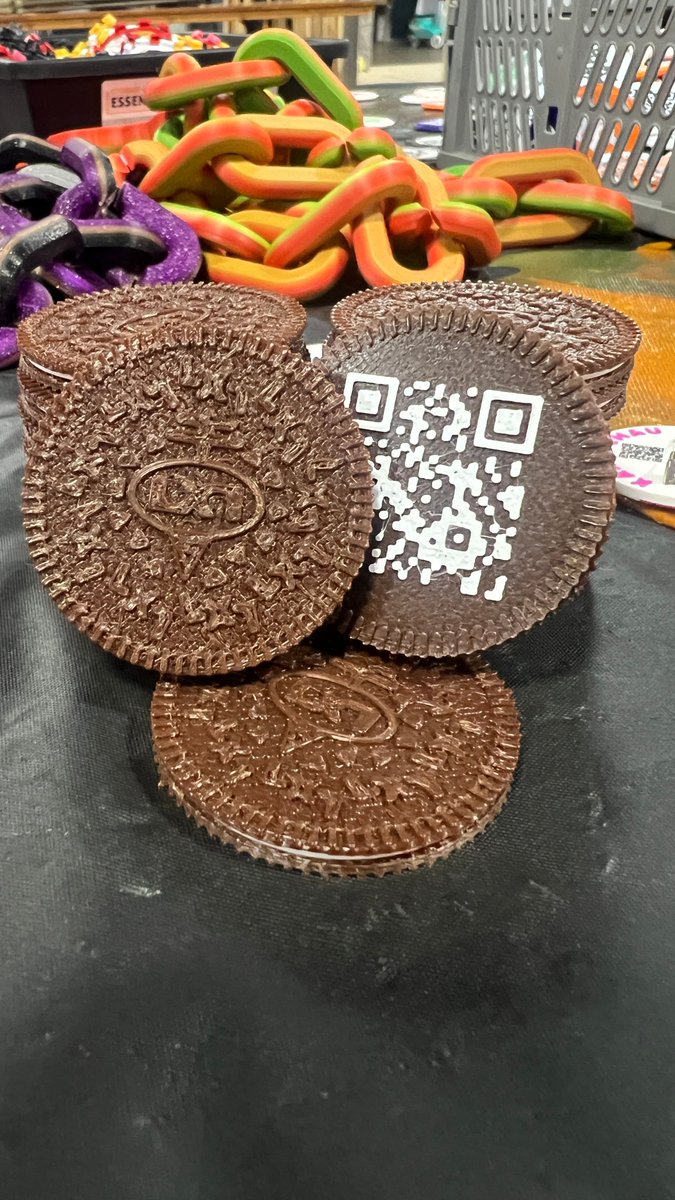 LayerXLayer3D's tweet image. Day 1 of #MRRF2025 aka "The Ocean in Goshen" was a blast. #Oreo makerchips turnout "ok". The big hit (literally) was my "Make-able Chips", people could build a custom LXL #makerchip. My plates made from filament waste were also a hit. Met a bunch of great people.