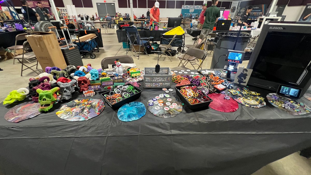 LayerXLayer3D's tweet image. Day 1 of #MRRF2025 aka "The Ocean in Goshen" was a blast. #Oreo makerchips turnout "ok". The big hit (literally) was my "Make-able Chips", people could build a custom LXL #makerchip. My plates made from filament waste were also a hit. Met a bunch of great people.