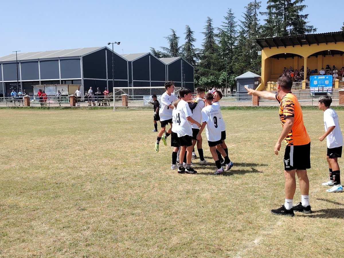 ¡Descanso en la gran final!

Porto Salvo 0-2 Ac.Cuqui Silvani

#VamosHergar #TodoAlRojo