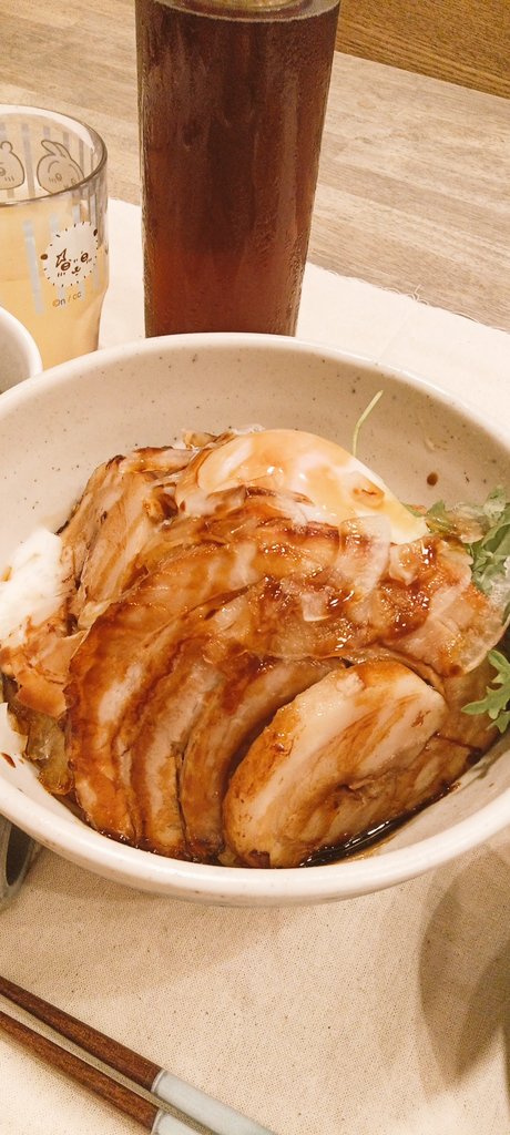 今日も1日(*´∇｀*)ｵﾂｶﾚｻﾏー⸜(*´꒳`*)⸝
忙しい日曜日を超えた(❁´ω`❁)
ご飯食べよう( 𓎩 𓌉𓇋  )Ψ( 'ч' ☆)
今日のおうちごはんだよᡣ(*^^*)
〇極厚チャーシュー丼温玉のせ
〇ピリ辛春雨サラダ
〇さつまいもの甘煮
〇わかめスープ
ｲﾀﾀﾞｷ━(人˙꒳​˙  )━ﾏｽｯ
#飯テロ
#手作り
#簡単料理