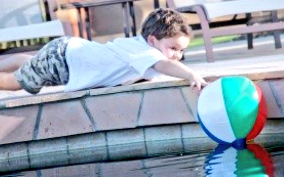 ⚠️ Para que este verano haya menos #ahogamientos infantiles en #piscinas:

➡️ VIGILANCIA, no perderlos de vista ni un minuto.
➡️ CERRAR bien con barreras cuando la piscina no esté en uso.
➡️ Y NUNCA dejéis flotando en el agua juguetes ni otros objetos atractivos para ellos‼️🙏