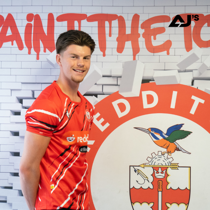 RedditchUtd's tweet photo. Welcome to the Reds, Max Martin 🤝

The 20-year-old midfielder is a familiar face at the Valley following his 5-month loan spell last season, where he showed his versatility in both midfield &amp; defence.

Player signings brought to you by AJ's.

Read the thoughts of Mike Fowler ⤵️
