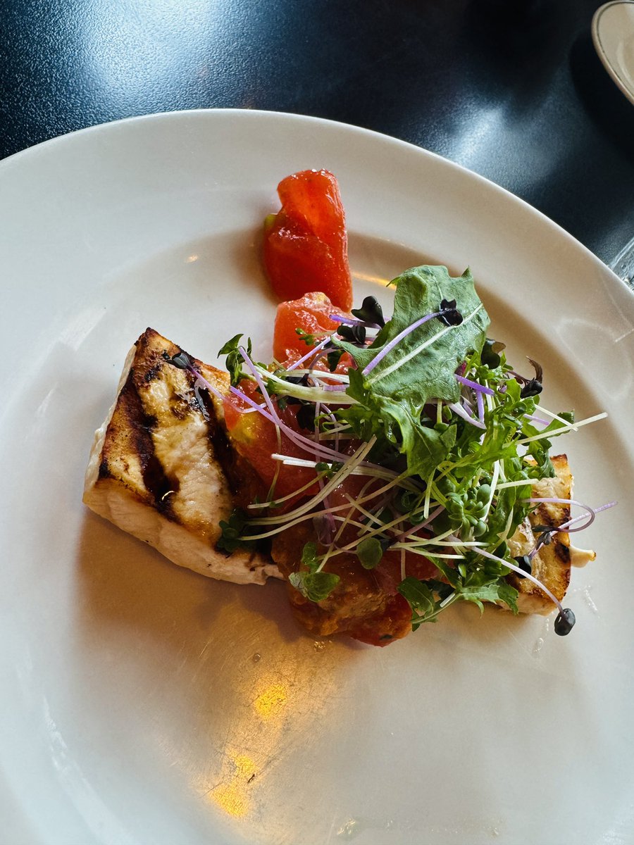 Yukiz11's tweet image. 息子とランチ。
息子と夫は丸の内推し。「オフィス街なので、土日にあまり混んでないから」だそう。
すいてるとは言えないけど、割といいお店がある割には、ね。(新宿、渋谷、銀座などは問題外だと)
うん、今日、ランチした #沢村 も、新宿NEWoManの店はもっと混んでる😅
ランチ美味しかったです😆