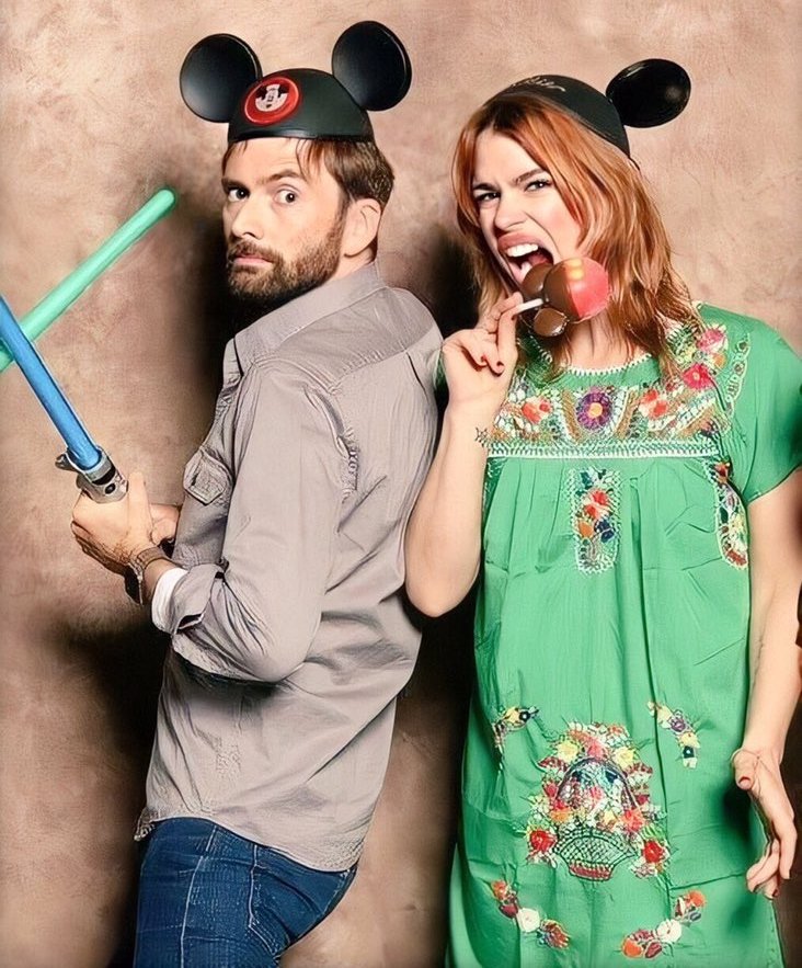 David_Tennant's tweet image. #DavidTennant Daily Photo!
David and Billie Piper having fun at a fan convention a few years ago
#DoctorWho