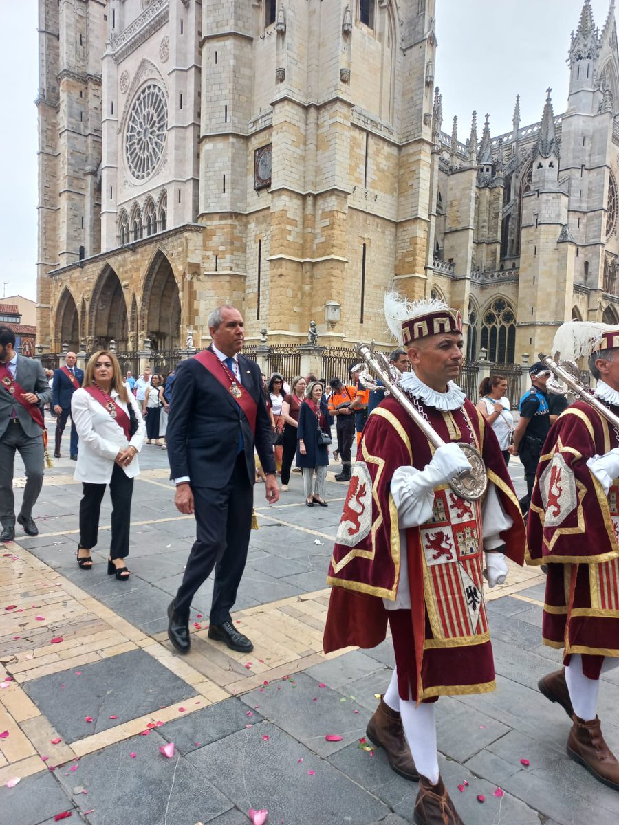 Enrique Valdeón asistió en representación de UPL a la Eucaristía del Corpus Christi, celebrada este domingo en la Catedral de León junto a la Corporación Municipal.

Una festividad que forma parte de nuestras tradiciones más arraigadas. ⛪🌾
#CorpusChristi #León #Tradición