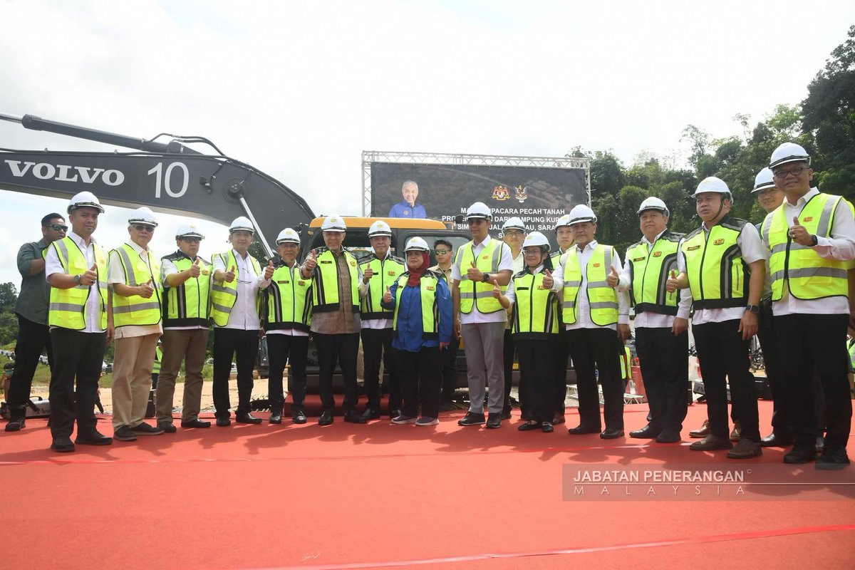 Jabatan Penerangan Malaysia Sarawak (@japensarawak) on Twitter photo Timbalan Perdana Menteri merangkap Menteri Kemajuan Desa dan Wilayah, Datuk Patinggi Dr. Ahmad Zahid Hamidi, telah menyempurnakan Majlis Upacara Pecah Tanah Projek Jalan Dari Kampung Kupang ke Simpang Jalan Bajau, Saratok di simpang Rumah Rengan, hari ini.
<a href="/DrZahidHamidi/">Ahmad Zahid Hamidi</a> Timbalan Perdana Menteri merangkap Menteri Kemajuan Desa dan Wilayah, Datuk Patinggi Dr. Ahmad Zahid Hamidi, telah menyempurnakan Majlis Upacara Pecah Tanah Projek Jalan Dari Kampung Kupang ke Simpang Jalan Bajau, Saratok di simpang Rumah Rengan, hari ini.
<a href="/DrZahidHamidi/">Ahmad Zahid Hamidi</a>