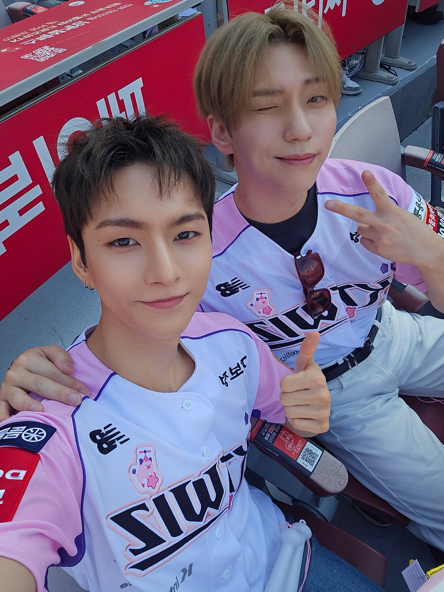 XH_official's tweet photo. [ #Xtra_Scenes ]

kt wiz 유니폼이 퍼컬인 남자, 오구즈🩷
건일&amp;오드의 첫 시구시타 멋지게 완료🎉

수원 홈구장에서 함께하게 되어 영광입니다🥹
하나되어 외쳐보자 나의 사랑 kt wiz📣📣

#XdinaryHeroes #엑스디너리히어로즈
#건일 #Gunil
#Ode #오드
#WE_ARE_ALL_HEROES
#ktwiz #kt위즈 https://t.co/DeCFZPwrkR