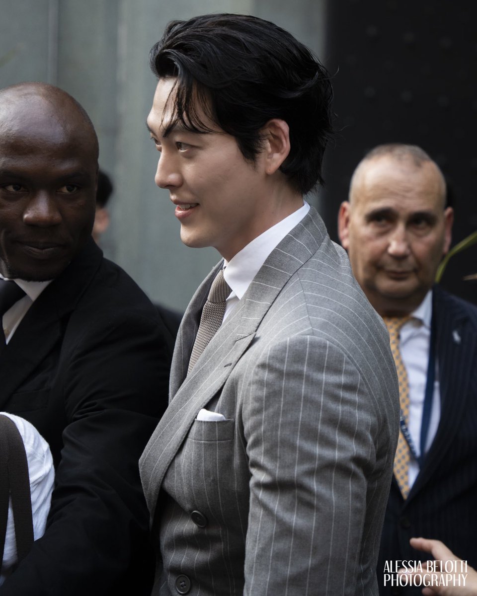 ViewoftheArts's tweet image. FASHION - MILAN FASHION WEEK
MFW Men’s SS26: Ralph Lauren Purple Label’s elegant presentation welcomed South Korean actor and model Kim Woobin, who brought timeless charm to Milan.
📸 Images © Alessia BELOTTI for View of the Arts (@alessia807_ )
#KimWoobin #김우빈…