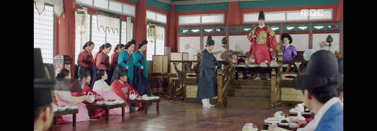 받고 [역적]

빨간 관복
뒤에 선 궁녀

등등 다 우리가 이미 한 거죠