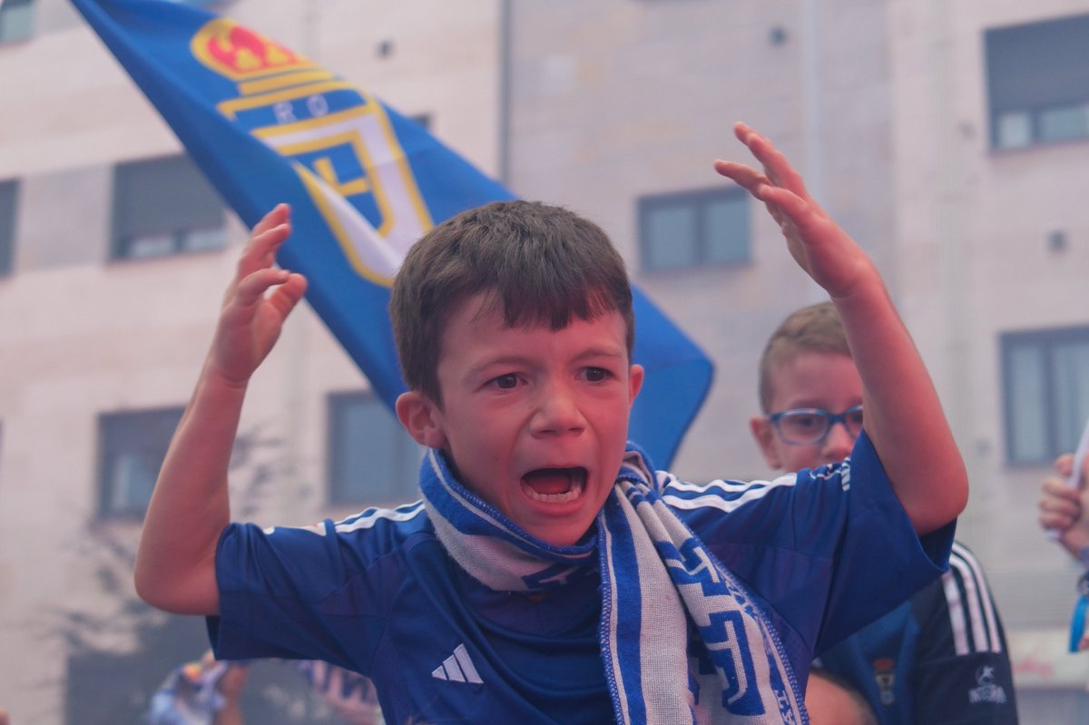 No eres un simple niño, representas a todos los oviedistas.
Eres la auténtica imagen icónica que será recordada en décadas.
No paro de verte una y otra vez, te quiero más que a mi vida.
Dile a tu padre que me escriba para conocernos.
