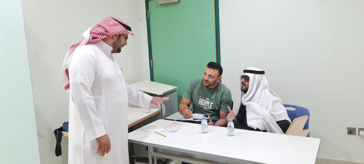 أحد المتقدمين لاختبار دكتوراه الفلسفة في القيادة التربوية من ذوي الاحتياجات الخاصة ( كفيف ) 
يجري الاختبار بحضور زملاء متخصصين من قسم التربية الخاصة