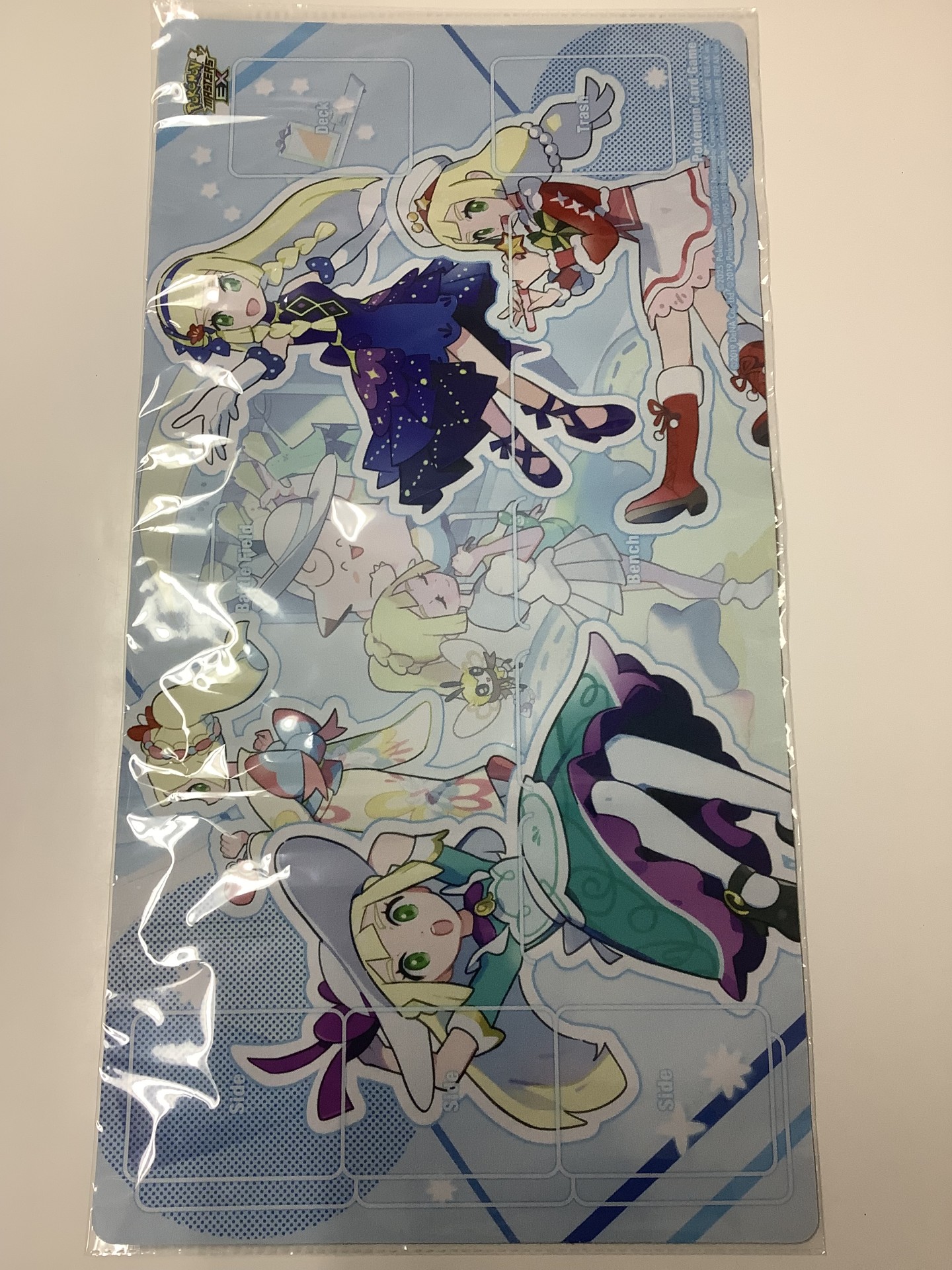 ポケモンカードプレイマット『おしゃれを楽しむリーリエ(ポケモンマスターズEX)』 新品おしゃれを楽しむリーリエ ポケモン ポケマス プレイマット 完全未