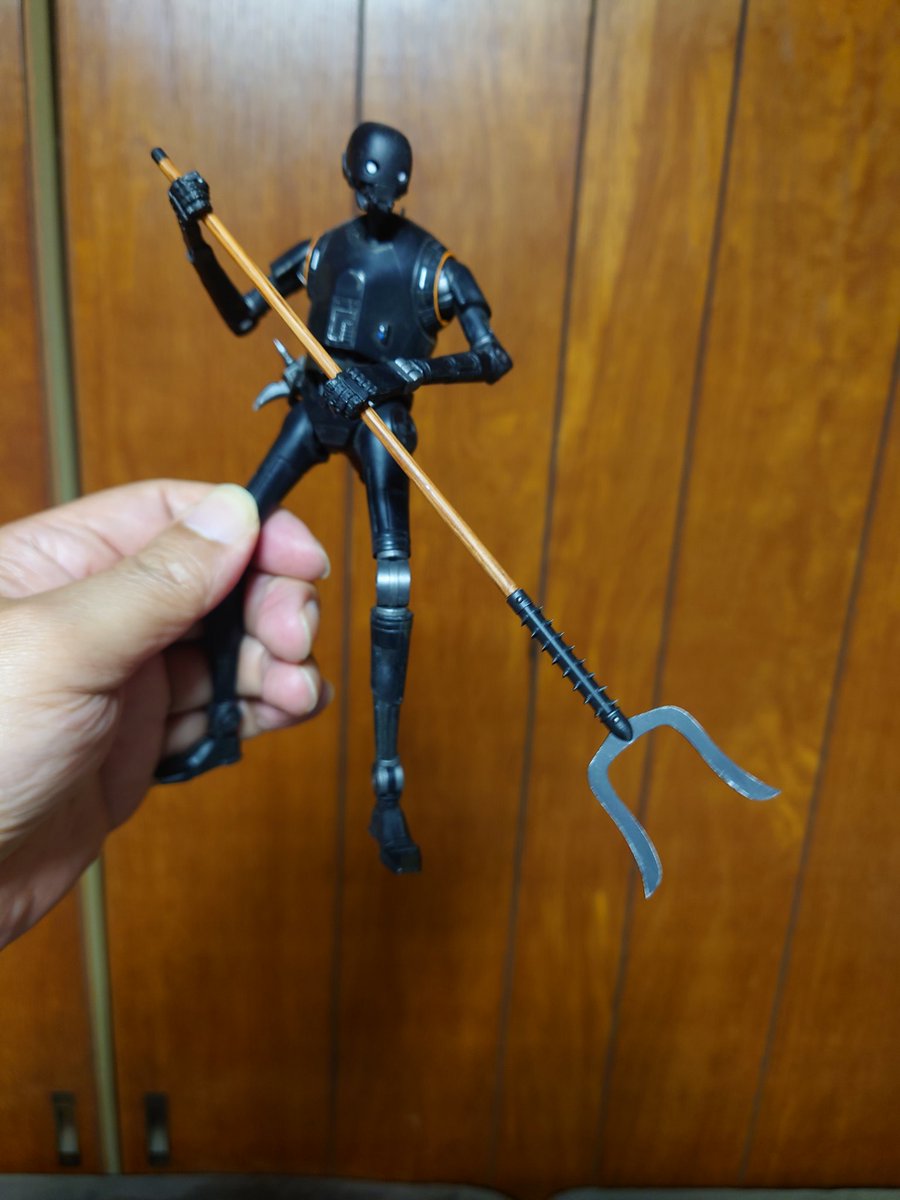 #よろず天然堂
いい刺股だ…腰に戦槌を装備

SWのドロイドに持たせてます