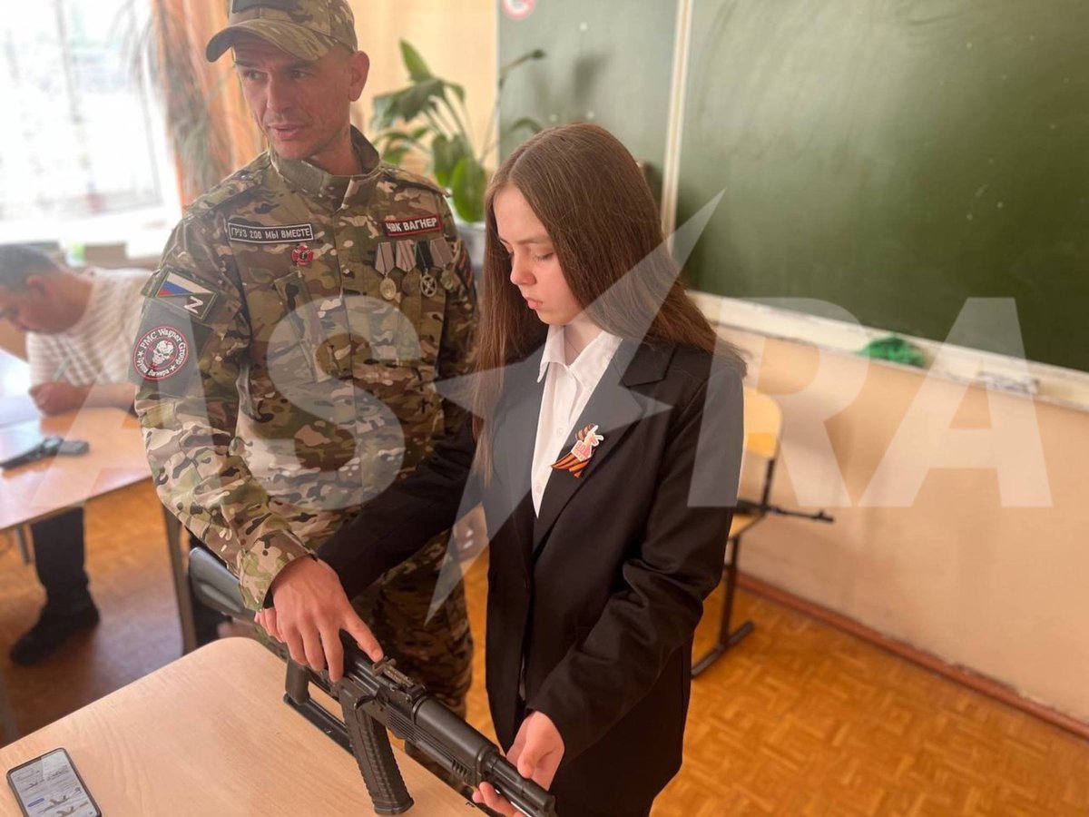 Q0MT6pFmbVqynsM's tweet photo. Судимый за убийство и изнасилование участник «СВО» в составе ЧВК «Вагнер» проводит сборы по ОБЖ для школьников.
Виктора Тайдакова в Самарской области судили  за изнасилование и убийство. Тайдаков изнасиловал и задушил 22-летнюю девушку, а тело бросили в кусты. https://t.co/TTadISrxyx