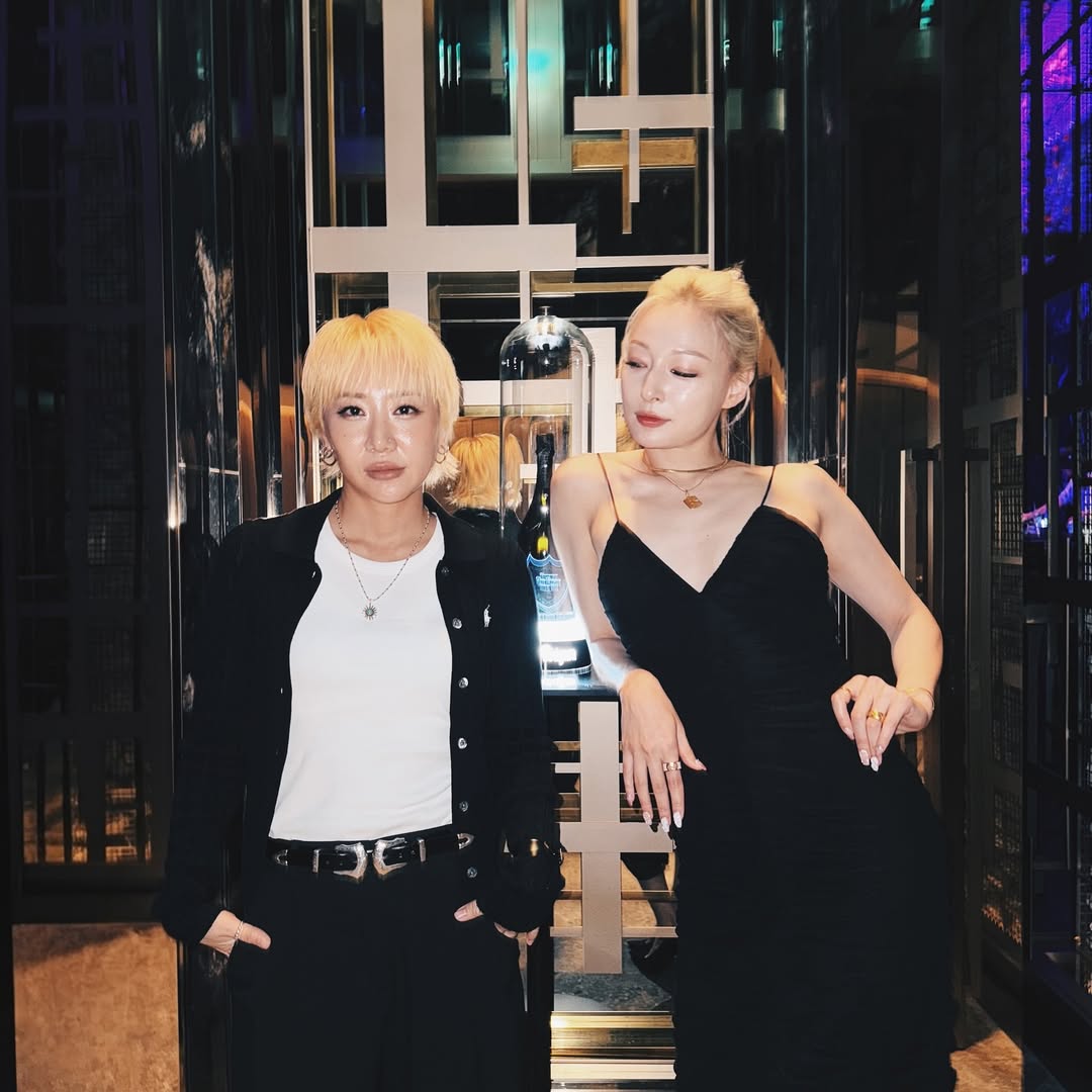 chocolbading's tweet photo. her two duties.
- a #halo x #funkyy filo π au
hale (halo) has two dutiesβto do her duty as secretary and to pleasure france (funky y) her boss's wife. https://t.co/2Xuwoj7G1J