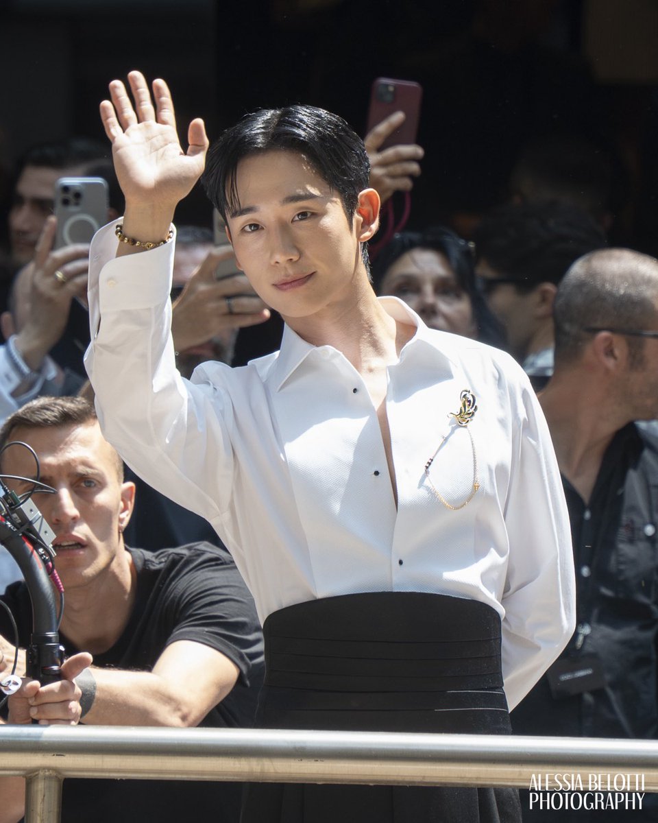 ViewoftheArts's tweet image. FASHION - MILAN FASHION WEEK
The ever-charismatic Jung Hae-in turned heads as he stepped out as a Dolce & Gabbana representative. Known for his superb roles in Netflix’s “D.P.”, “Snowdrop”, “Something in the Rain”, and more, Jung Hae-in was effortlessly chic in Milan.
📸…