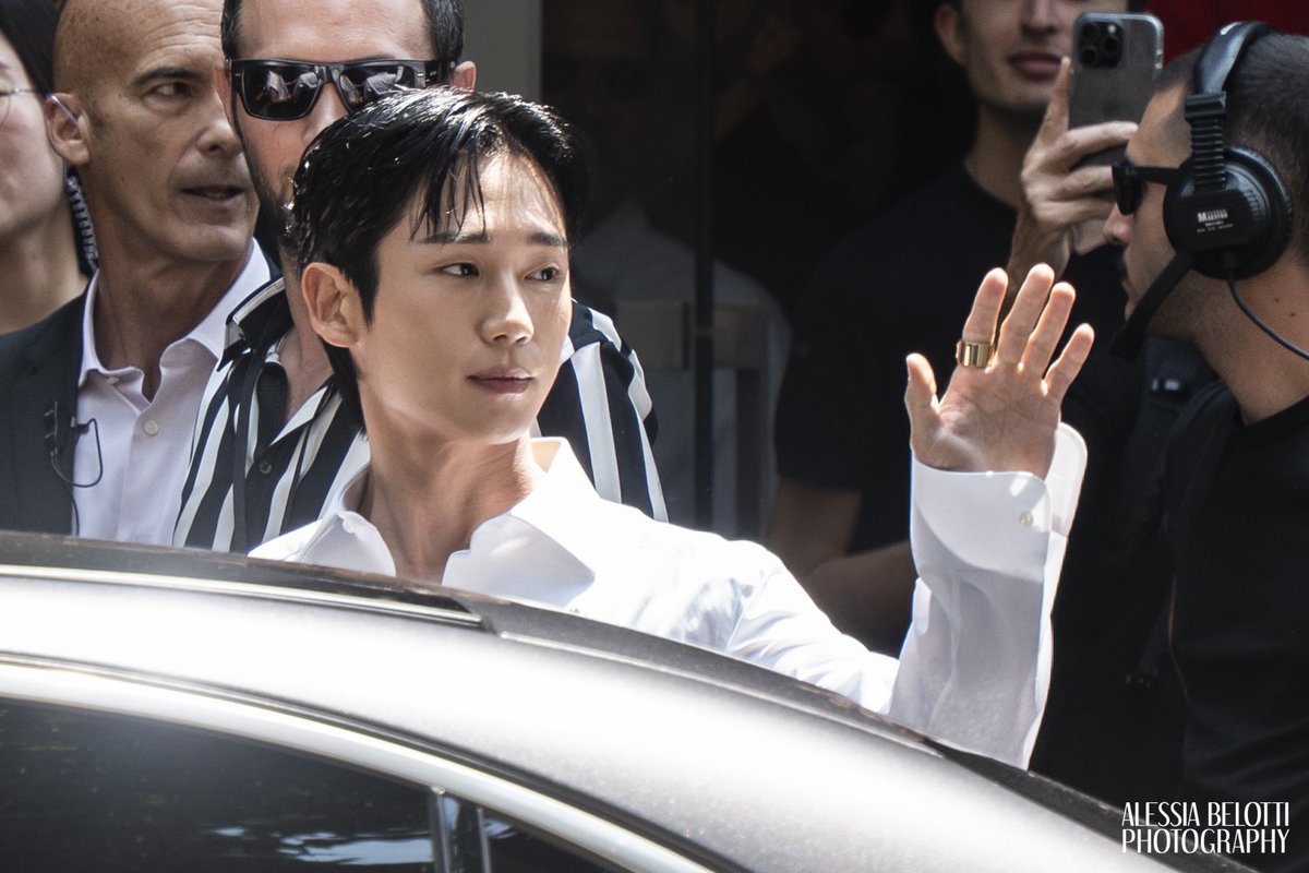 ViewoftheArts's tweet image. FASHION - MILAN FASHION WEEK
The ever-charismatic Jung Hae-in turned heads as he stepped out as a Dolce & Gabbana representative. Known for his superb roles in Netflix’s “D.P.”, “Snowdrop”, “Something in the Rain”, and more, Jung Hae-in was effortlessly chic in Milan.
📸…