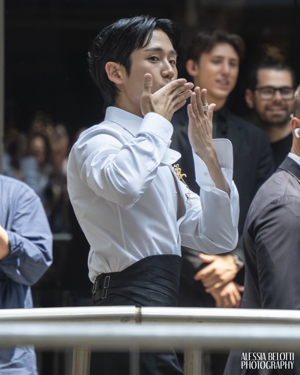 ViewoftheArts's tweet image. FASHION - MILAN FASHION WEEK
The ever-charismatic Jung Hae-in turned heads as he stepped out as a Dolce & Gabbana representative. Known for his superb roles in Netflix’s “D.P.”, “Snowdrop”, “Something in the Rain”, and more, Jung Hae-in was effortlessly chic in Milan.
📸…