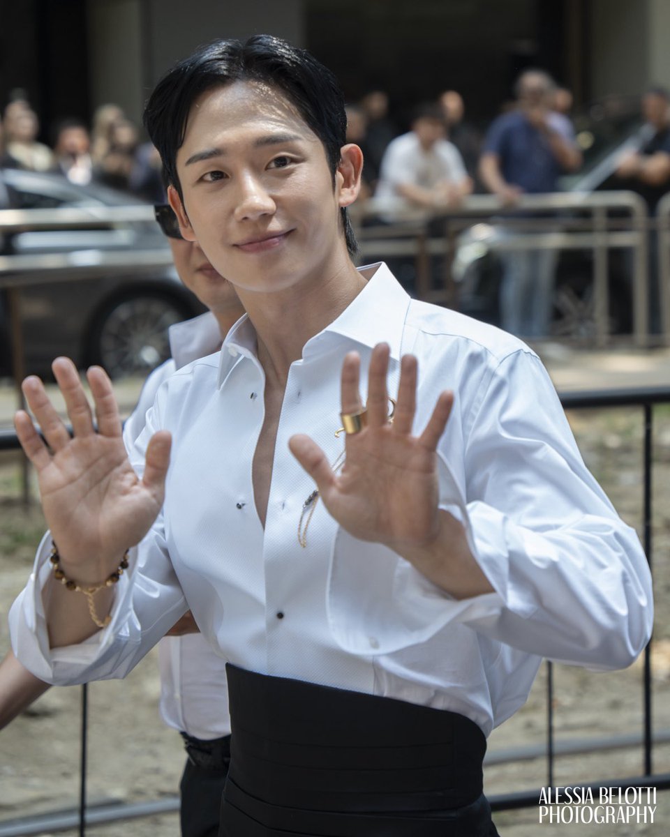 ViewoftheArts's tweet image. FASHION - MILAN FASHION WEEK
The ever-charismatic Jung Hae-in turned heads as he stepped out as a Dolce & Gabbana representative. Known for his superb roles in Netflix’s “D.P.”, “Snowdrop”, “Something in the Rain”, and more, Jung Hae-in was effortlessly chic in Milan.
📸…
