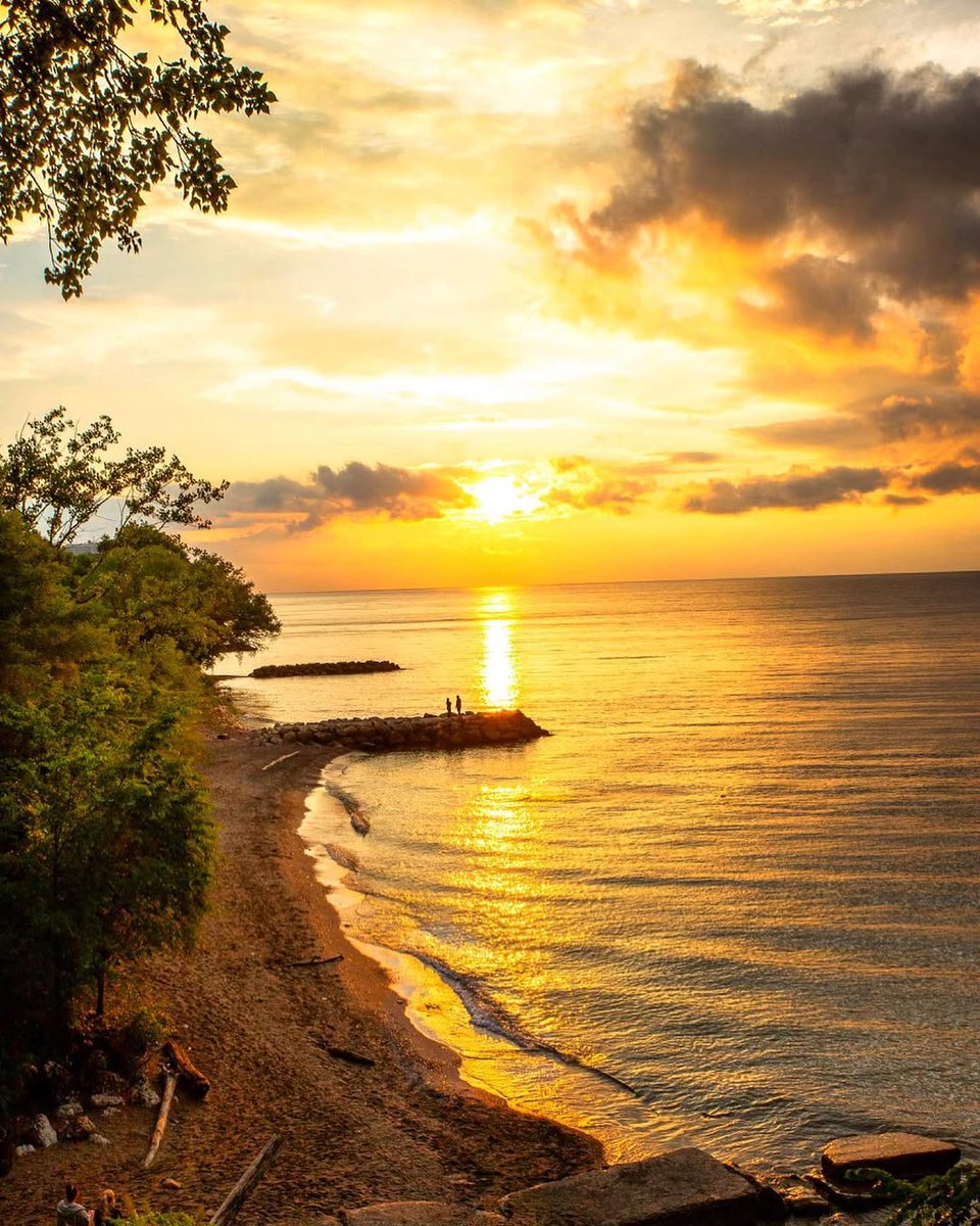 Good morning from Lake Erie.
Edgewater doesn’t always get this golden, but when it does… 🌅💛

📸: @dominic_lapeus_photo