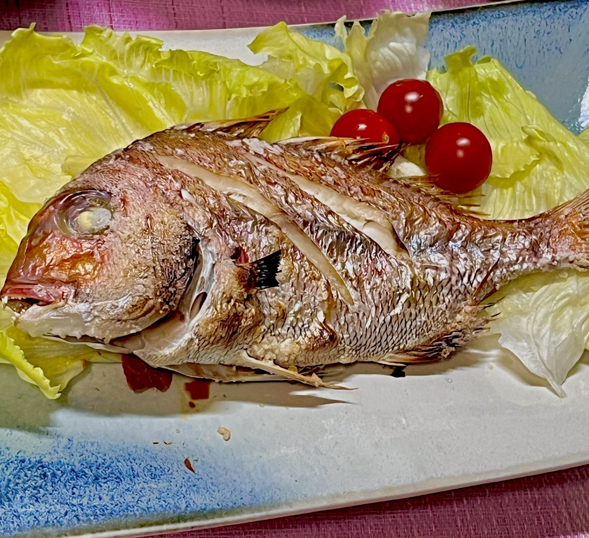 『🐠真鯛(天然)』の塩焼き

鯛の塩焼きはやはり天然物に限る。旨い❣️

今日も美味しく頂きました
お魚さんありがとう😸

#おうちごはん #魚料理 #塩焼き #大分県
#晩ごはん #お腹ペコリン部 #真鯛
#料理好きな人と繋がりたい