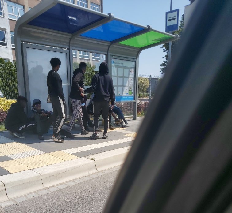 Szczecin. Nielegalni migranci w centrum miasta – a rząd udaje, że nic się nie dzieje.

Zamiast bronić zachodniej granicy, Tusk ściga kobiety i urzędników. Silny wobec słabych, słaby wobec Berlina.

❗Polska nie kontroluje własnej granicy z Niemcami.
❗Straż Graniczna jest