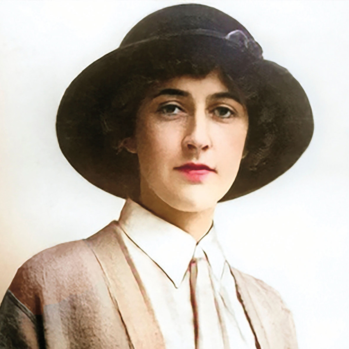 Patricia_diazv's tweet photo. Ágatha Christie desapareció el 3 de diciembre de 1926, como en una de sus mejores novelas de misterio. A la mañana siguiente apareció su coche en una cantera de tiza. Tenía los faros encendidos. Su maleta y su abrigo estaban dentro. No había ni rastro de la escritora. ⬇️ https://t.co/XukPQjTZrx